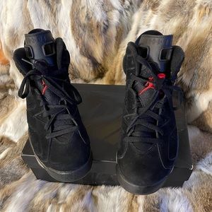 Air Jordan Retro 6 Black/Varsity Red.